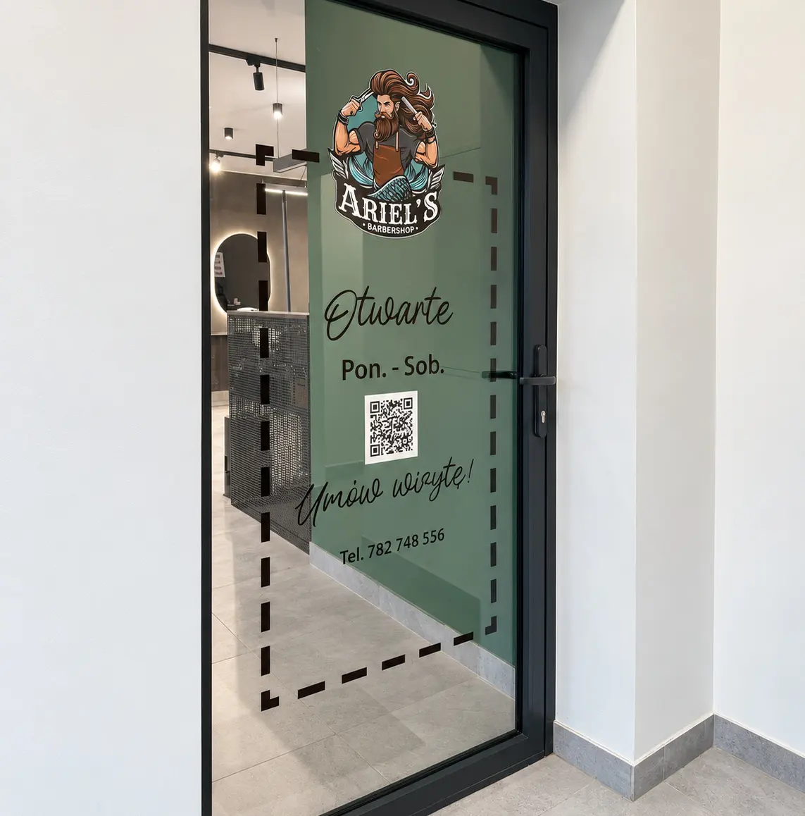 Oznakowanie drzwi Ariel’s Barbershop — realizacja reklamy tradycyjnej