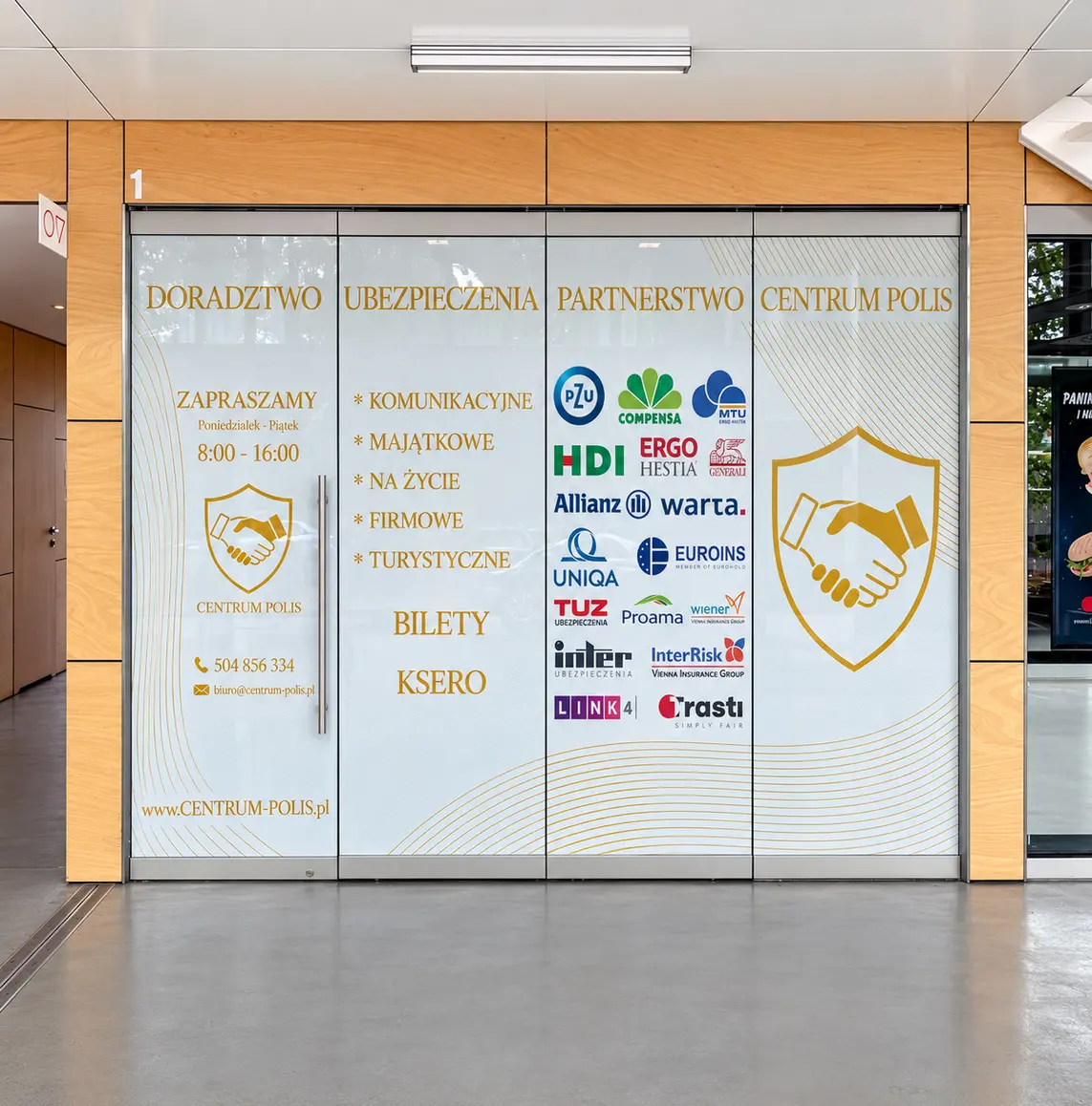 Wydruk i montaż folii na witrynie — realizacja reklamy tradycyjnej